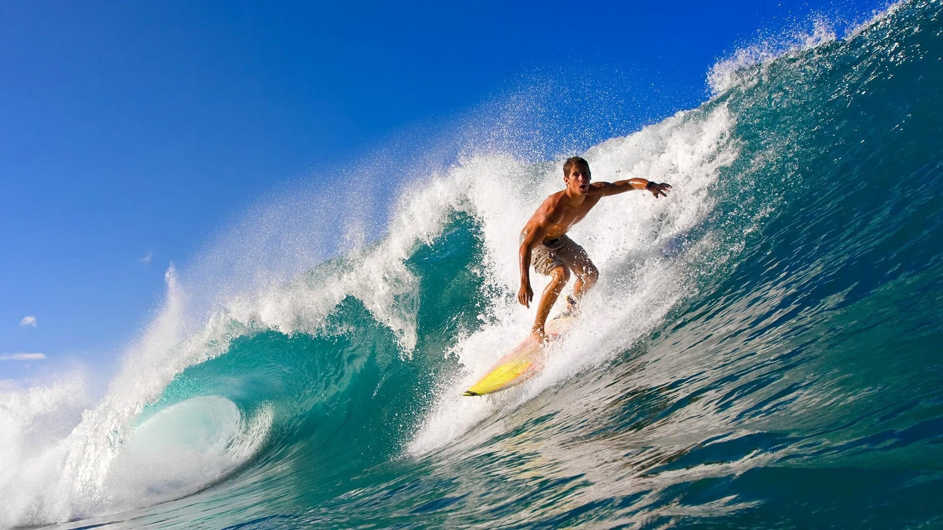 “山谷穿梭：天然险境中的极速较量”，山谷探险